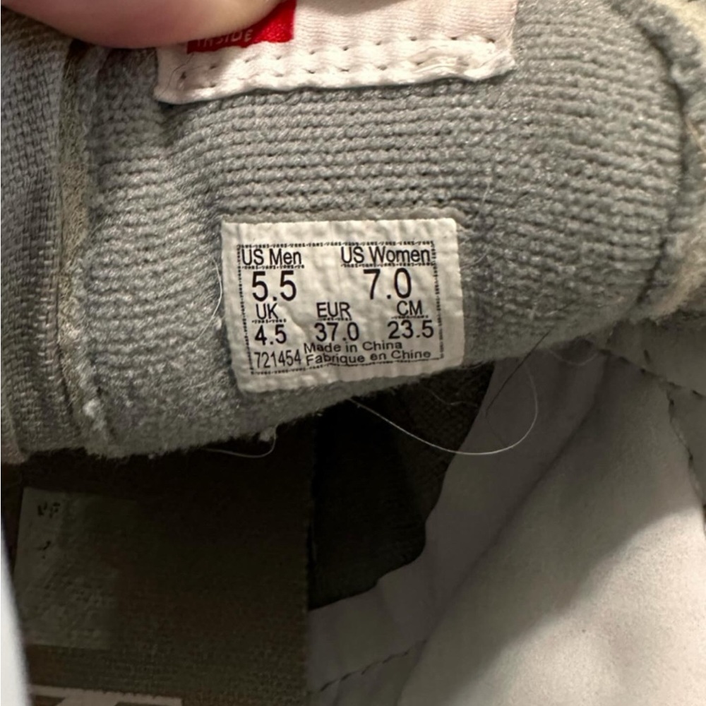 High top Vans 
Size : 7